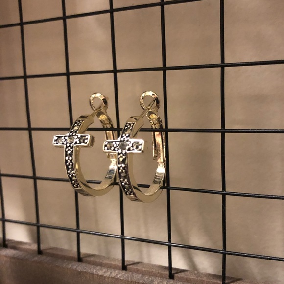 Jewelry - ⭐️BOGO⭐️ Stunning Cross Earrings
